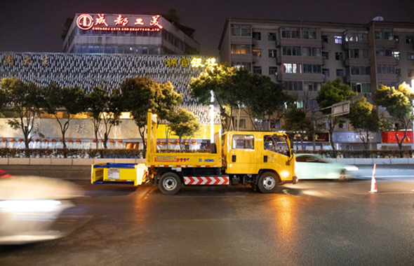 首次投用！防撞缓冲车“上路”